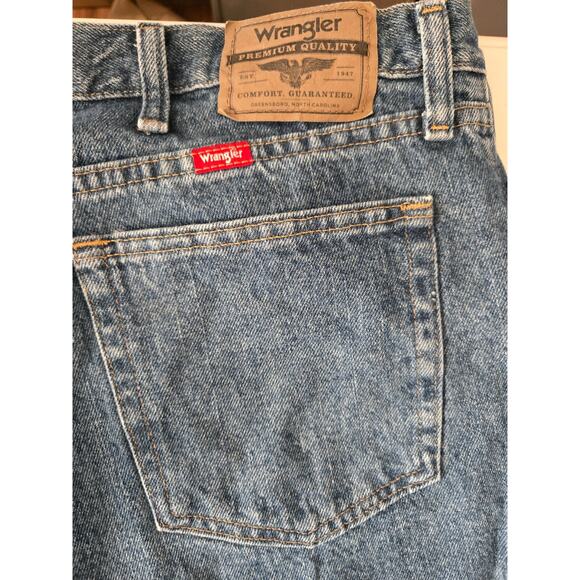 Wrangler Men’s Size‎ 42 Relaxed Fit Denim Shorts Medium wash - Picture 4 of 7